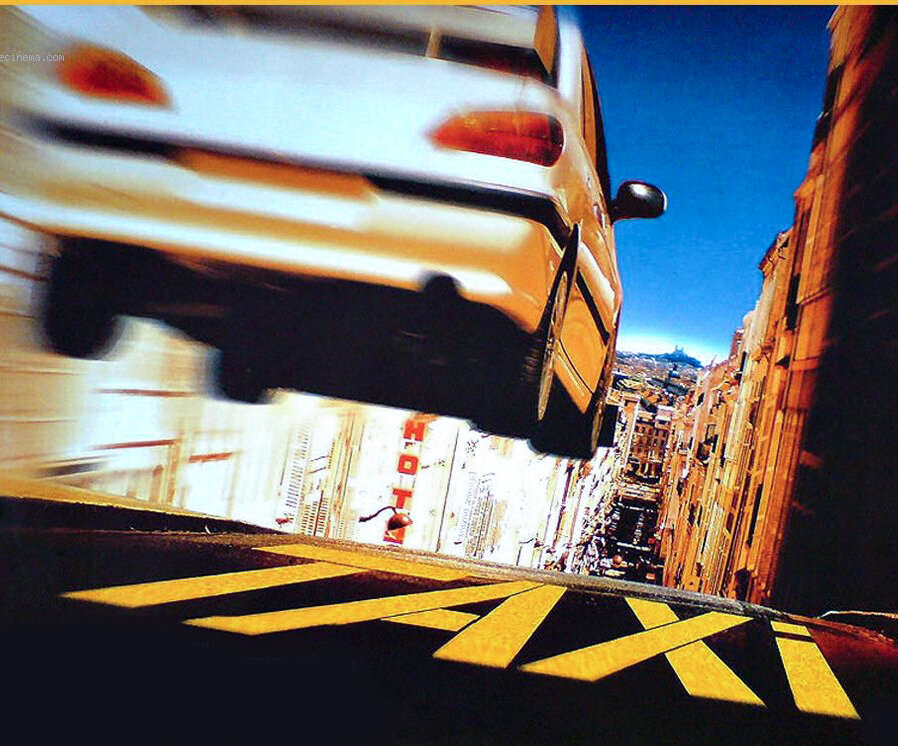 Таксист Даниэль помешан на быстрой езде. Как ураган проносится он по извилистым улицам Марселя на мощном ревущем «Пежо», пугая прохожих и приводя в ужас пассажиров. Начинающий следователь Эмильен вынуждает его помогать в поимке банды грабителей банков, каждый раз ускользающих от полиции на неуловимых «Мерседесах».