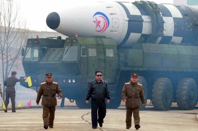 Товарищ Ким Чен Ын на фоне своей межконтинентальной ракеты!