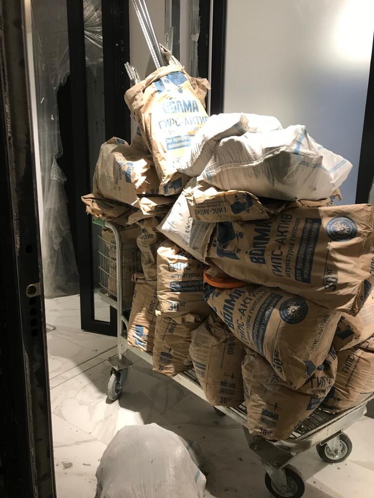 Подготовка к утилизации. Строительный мусор упакован в отдельные мешки.