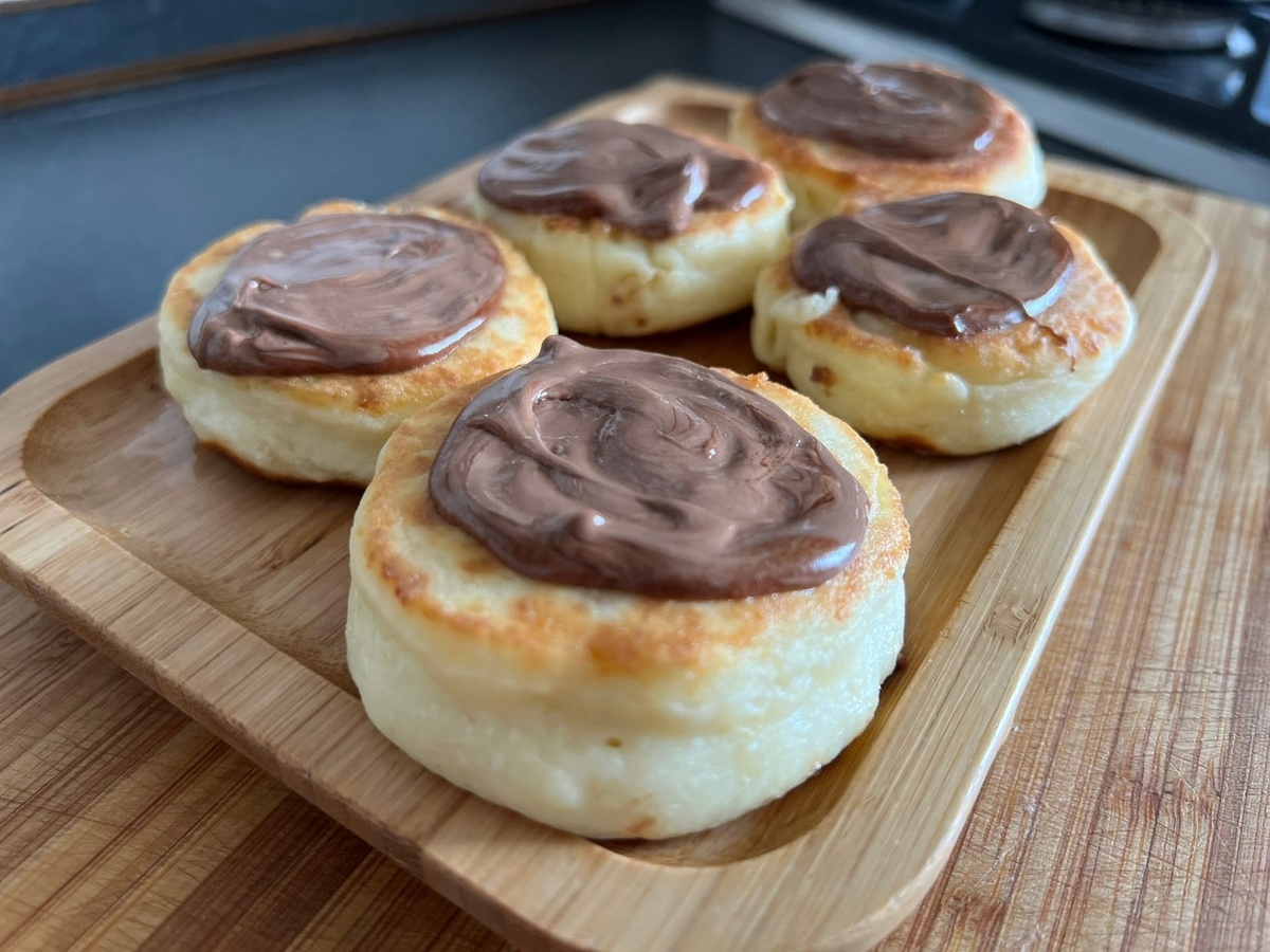 При желании можете добавить на горячие сырники шоколадную пасту, либо, как сделала я: за 1-2 минуты до готовности сырников положите по плиточке шоколада и накройте крышкой.