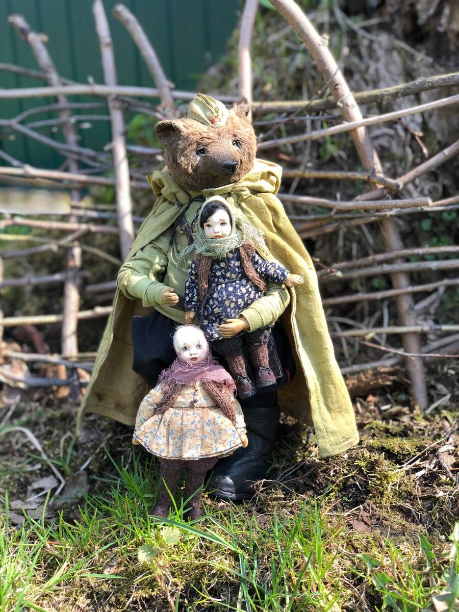 Мишка и две куколки сшиты в рамках проекта "Наша память бесценна". Автор : Аврамова Виктория (TeddyViki)