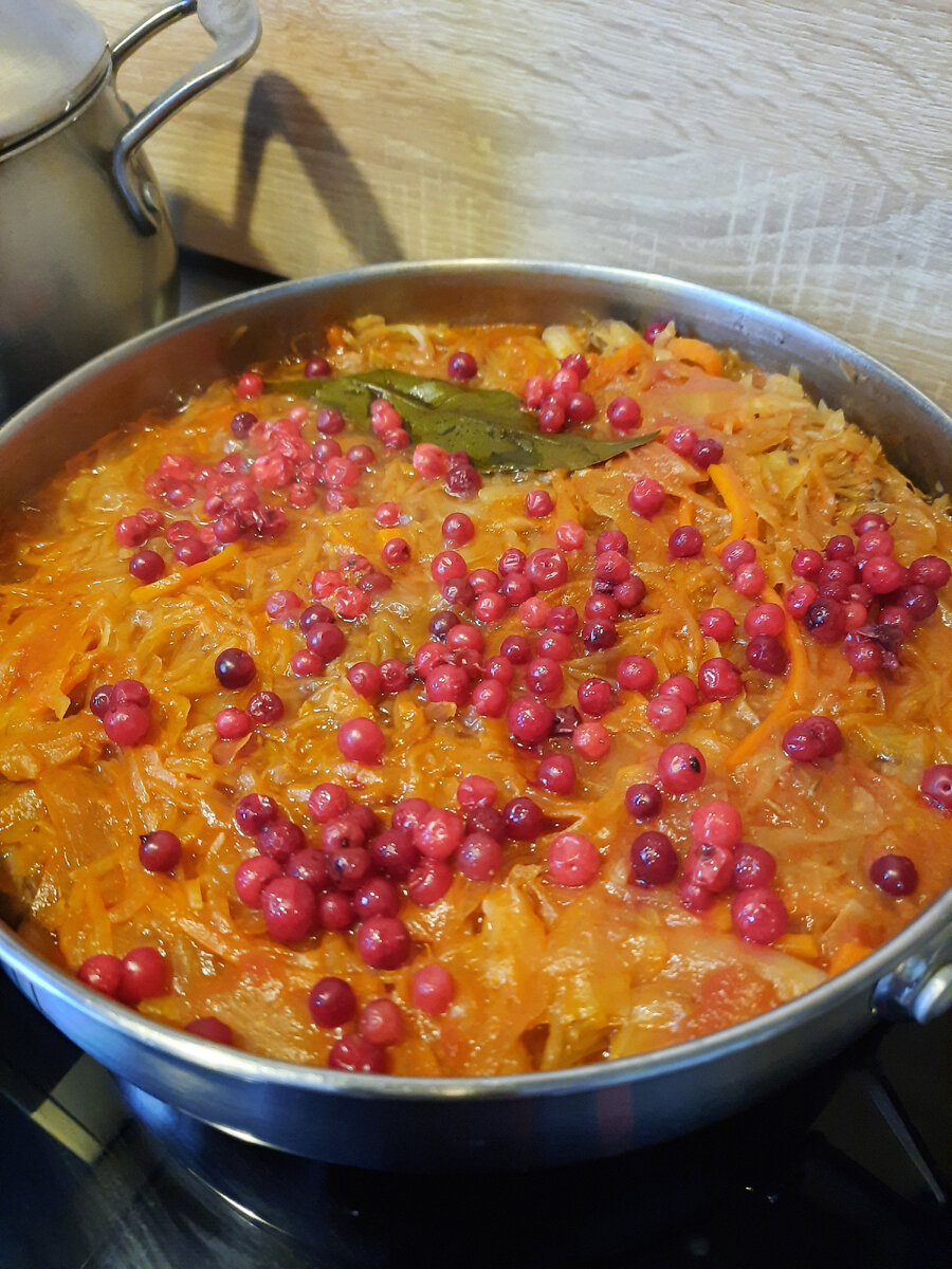 Тушёная капуста с мясом, брусникой и клюквой. Классика с ягодами. Добавить ложку сахара и томатной пасты.