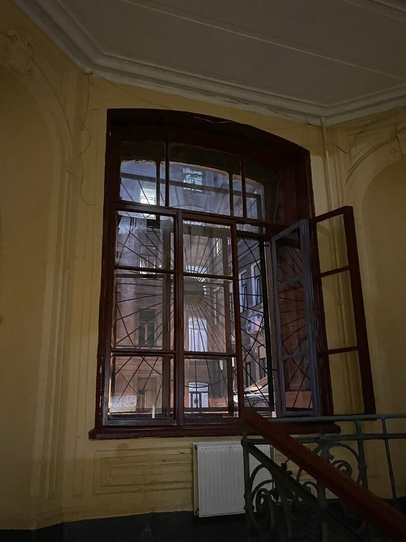 Какое чудесное окно! Какие необычные решетки на окнах! (Листайте галерею)