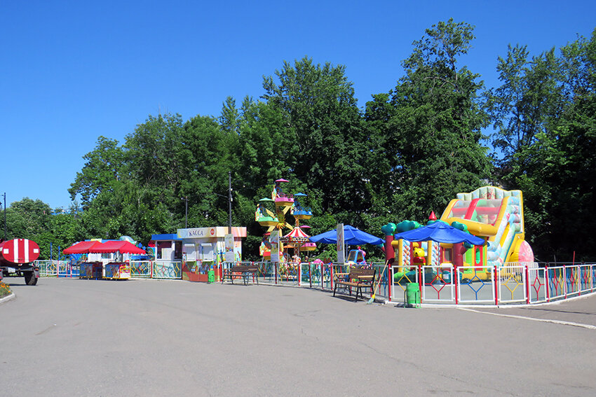 Уютные зеленые аллеи, интересные тематические площадки, веселые аттракционы - все это делает парк имени Пушкина в Саранске излюбленным местом отдыха.-14