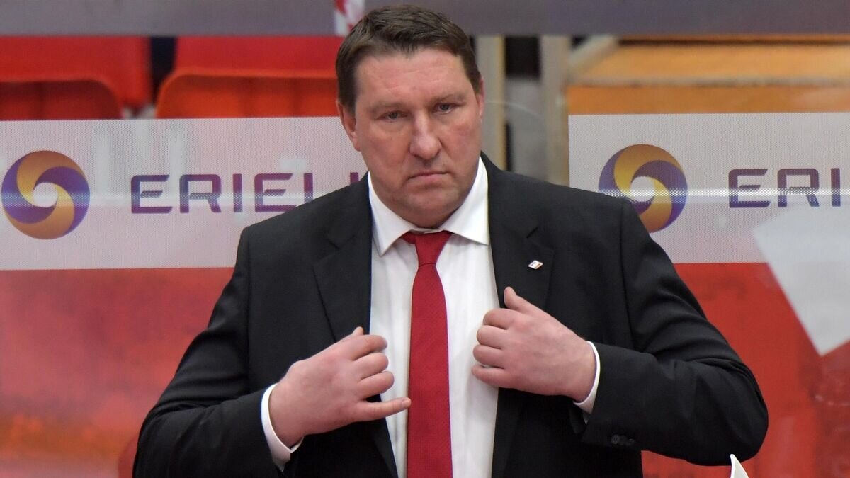    Главный тренер "Спартака" Борис Миронов во время матча регулярного чемпионата Континентальной хоккейной лиги между командами ХК "Спартак" (Москва) и ХК "Витязь" (Московская область).© РИА Новости / Сергей Гунеев