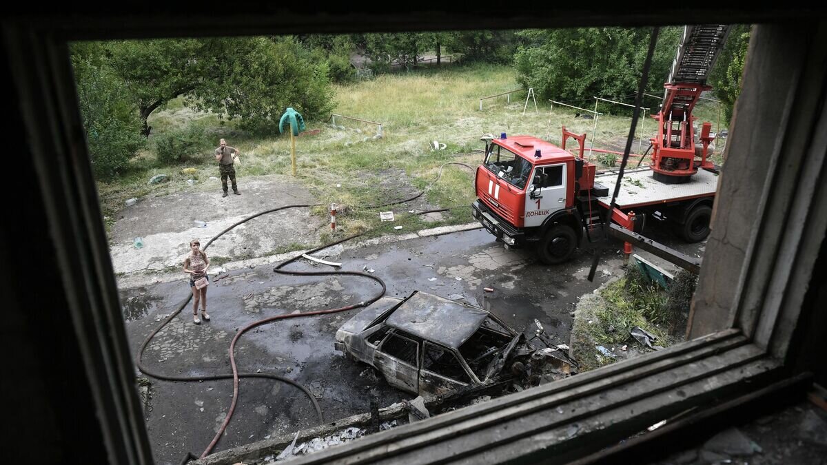    Машина МЧС ДНР возле дома, где возник пожар в результате обстрелов со стороны ВСУ Донецка© РИА Новости / Константин Михальчевский