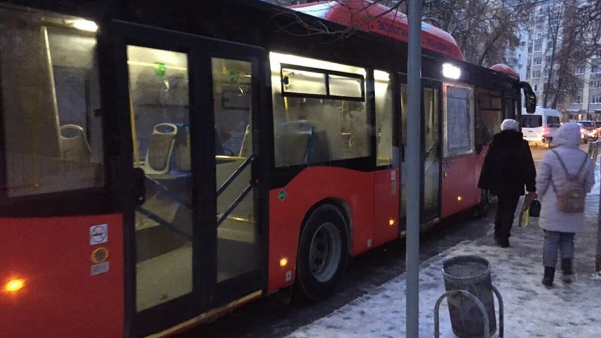     В казанском автобусе пассажирке автобуса, следующего по маршруту № 43, обожгло ноги антифризом. Об этом стало известно Telegram-каналу Mash Iptash.