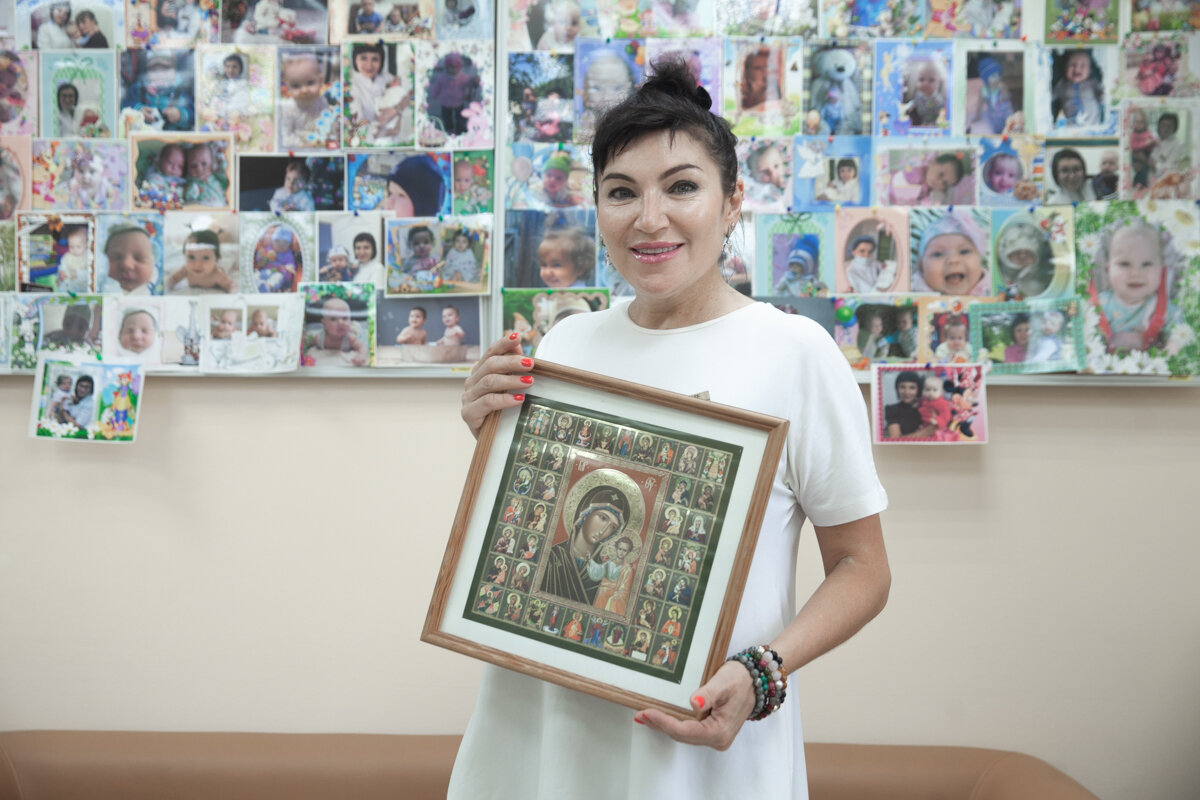 Счастливые мамы нередко делятся с врачами отделения вспомогательных репродуктивных технологий снимками своих малышей. Так в холле появилась целая малышковая фотогалерея. Фото: Владимир Воропаев