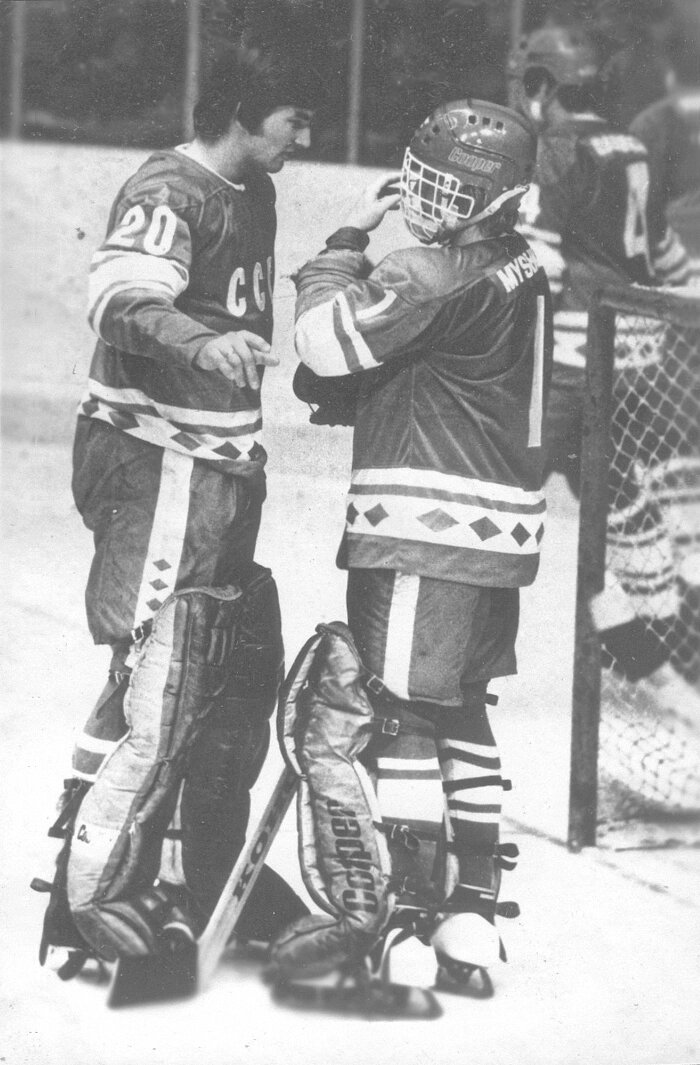  Кубок Вызова 1979. Перед третьим матчем неожиданно для многих оказавшийся в запасе Владислав Третьяк напутствует Владимира Мышкина