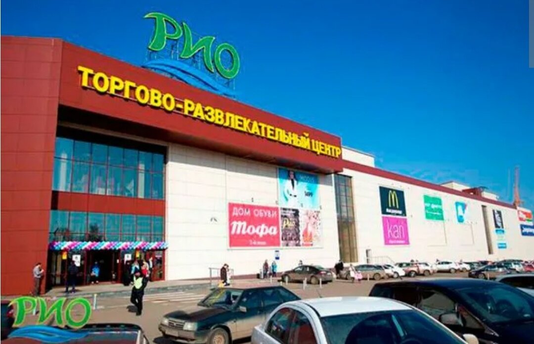 Этот торговый центр первым среди своих собратьев встречает въезжающих в Кострому со стороны Москвы. Только поэтому его фотография, взятая из интернета, открывает моё повествование