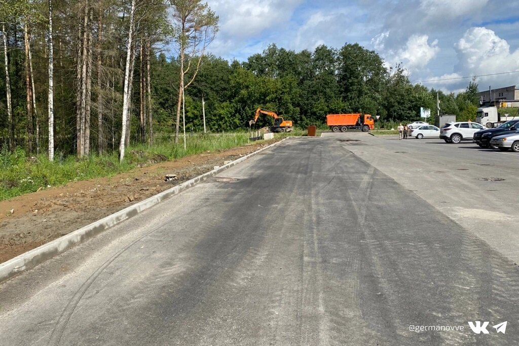    Парковку укрепили сваями, со стороны леса сделали подпорную стенку. Еще там смонтируют линии освещения и нанесут разметку.