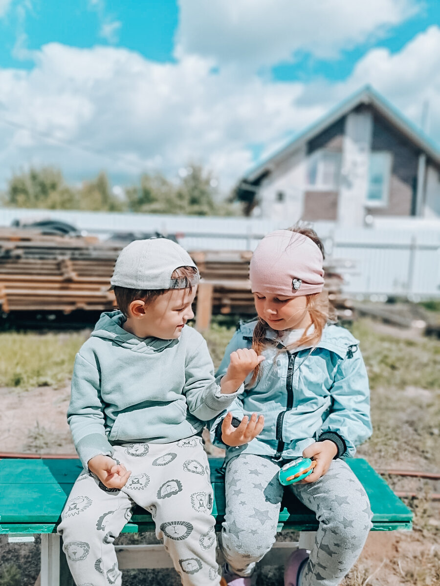 Брат и сестра. Роман и Милана.