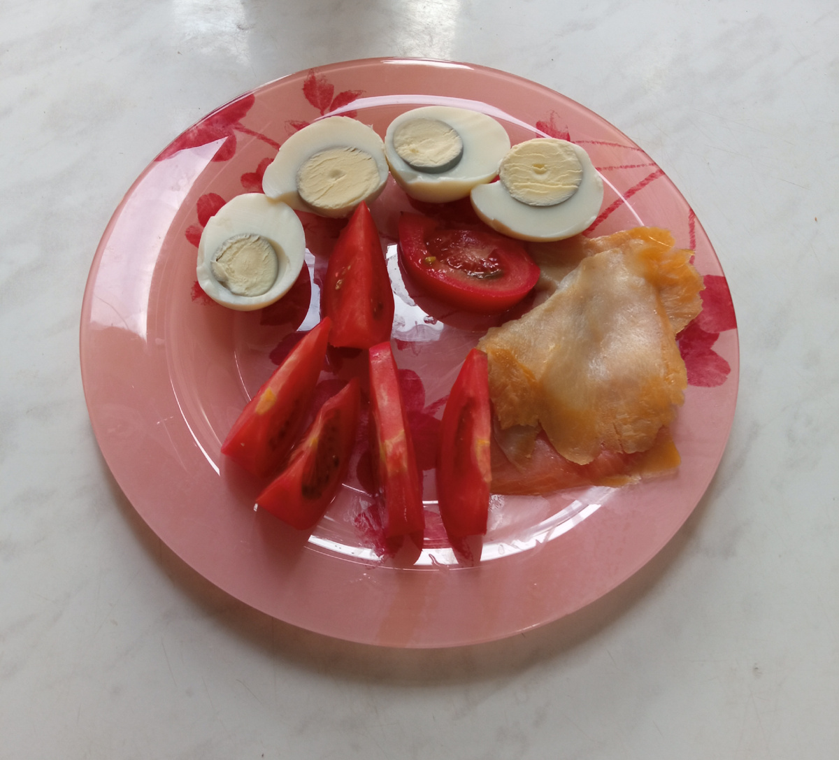 Завтрак   яйцо отварное-102гр., помидор  свежий-105гр., кета  слабосоленая-48гр.  К-272,52   Б-25,65      Ж-16,65         У-5,23.