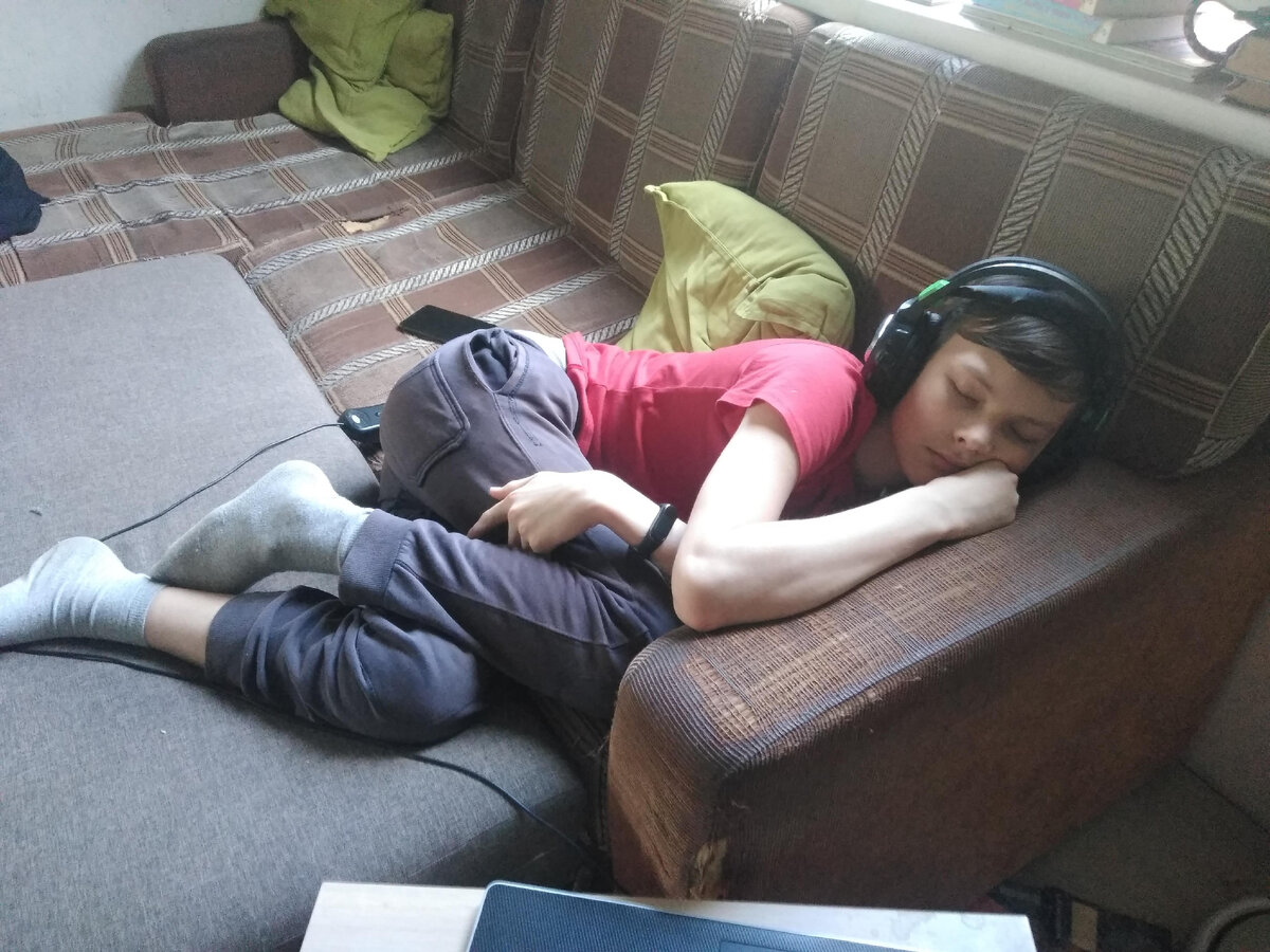 Максим, 15 годиков. Надо сказать, он и сейчас регулярно спит днём. Такой организм.