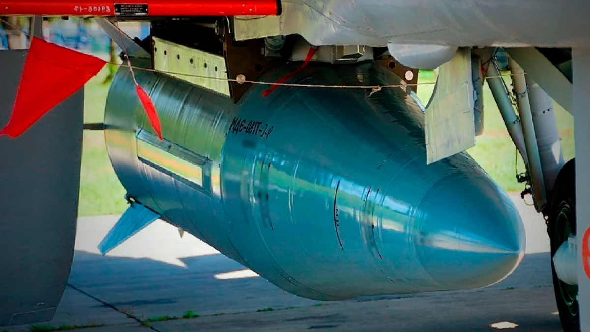 Российский гиперзвуковой авиационный ракетный комплекс. Гиперзвуковые ракеты 9-С-7760 комплекса способны поражать как стационарные объекты, так и надводные корабли: авианосцы, крейсеры, эсминцы и фрегаты. Как сообщали «Ведомости», по полученным из Объединённой авиастроительной корпорации сведениям, является авиационным вариантом комплекса «Искандер».