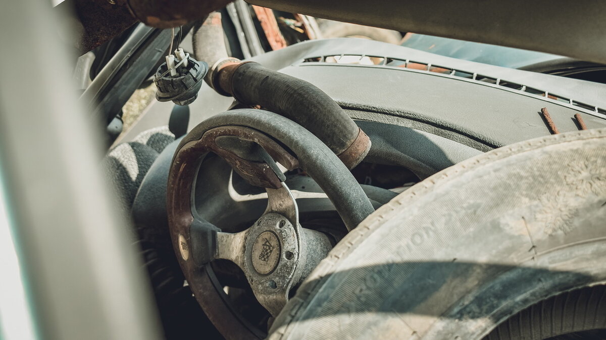     В рабочем поселке Павлоградка по вине 17-летнего парня произошла авария.