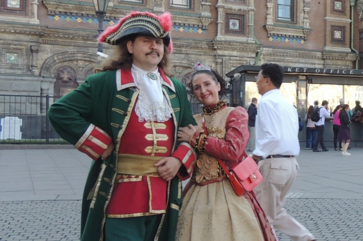    Гуляющий по улицам Петербурга Пётр I – обычное явление.