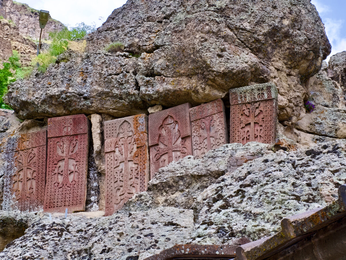 В поездке по Армении сразу бросаются в глаза вот такие резные каменные памятники.