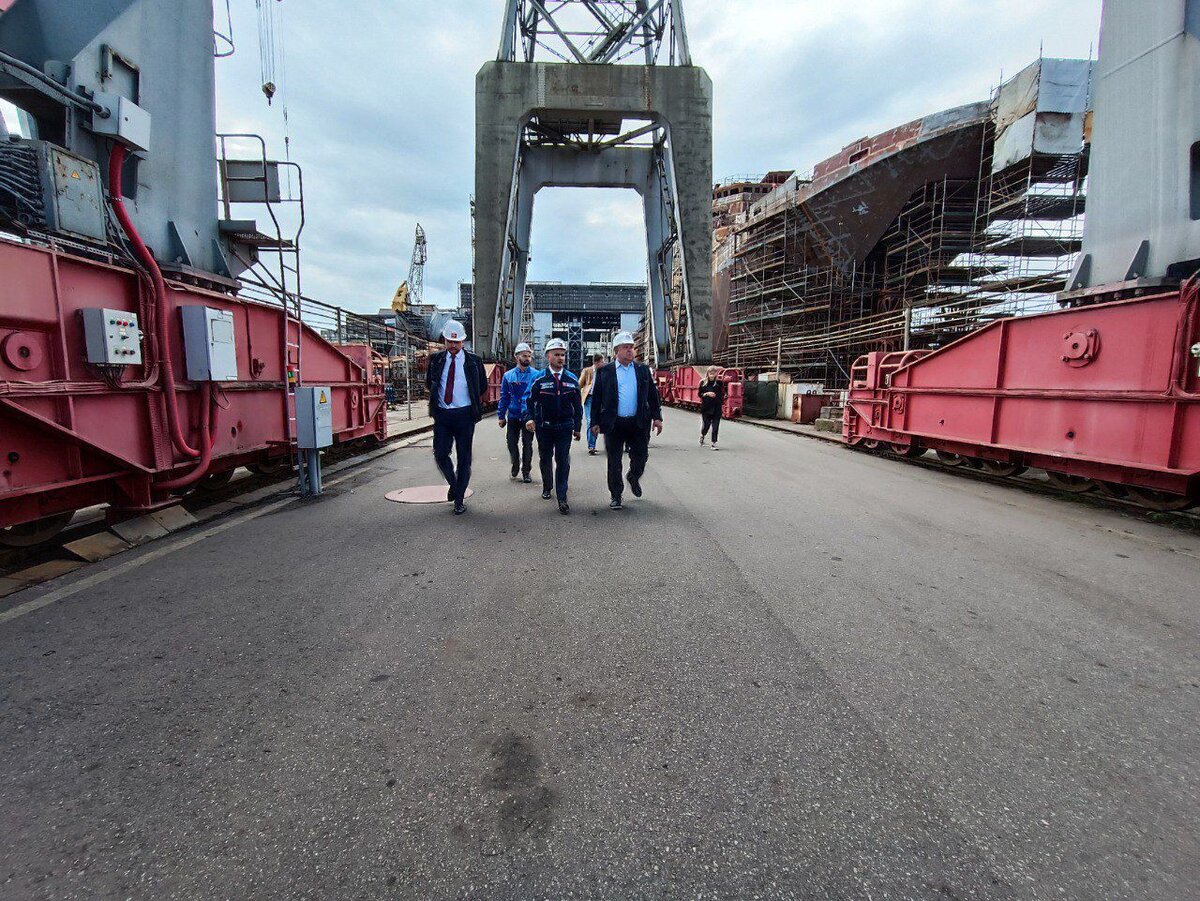 Глава ОСК провел совещание на ПСЗ "Янтарь"