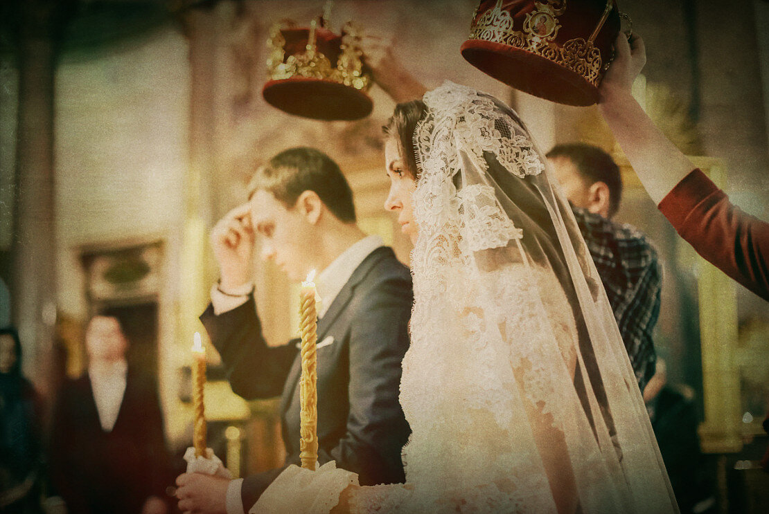 венчание в италии в православной церкви. венчание. православные супруги. свадьба в храме. свадебная церемония со священником.