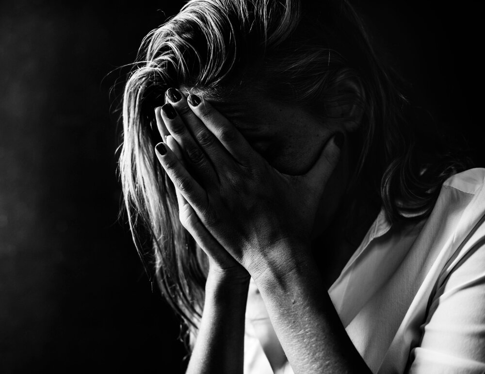 https://ru.freepik.com/free-photo/depressed-and-hopeless_2911087.htm#query=грустная%20женщина&position=6&from_view=search&track=ais