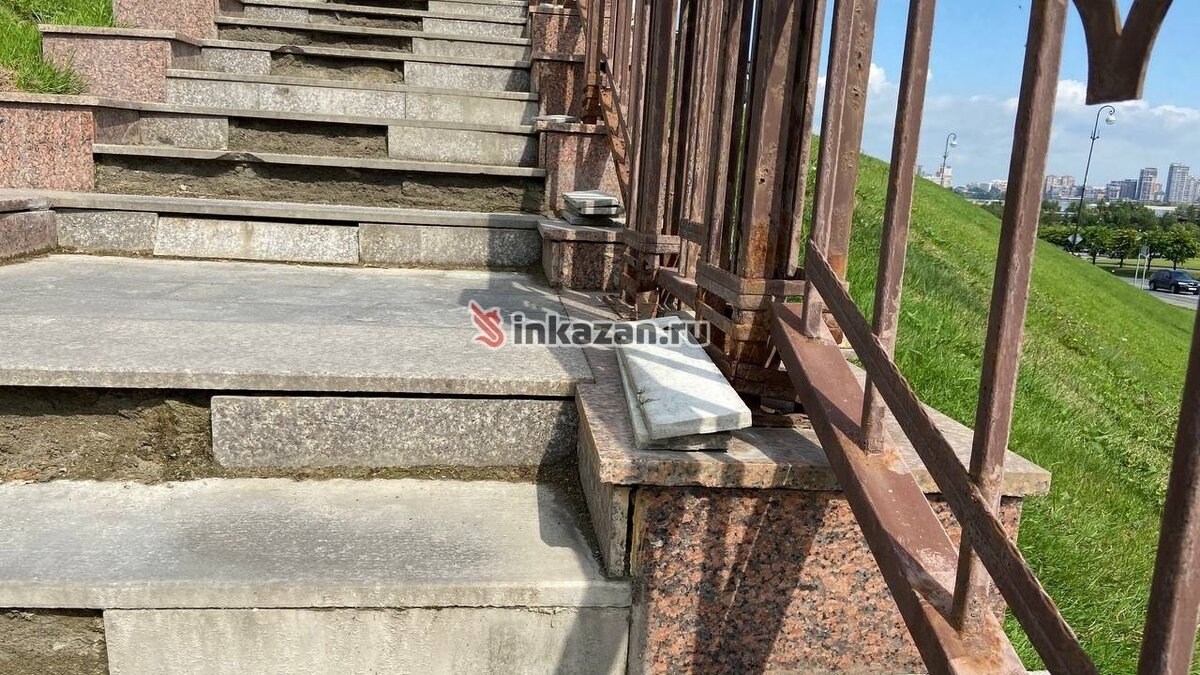     После публикации редакции Inkazan о разрушающейся лестнице, ведущей к Казанскому Кремлю, объект огородили и обещают отремонтировать. Об этом сообщили в пресс-службе министерства культуры республики.