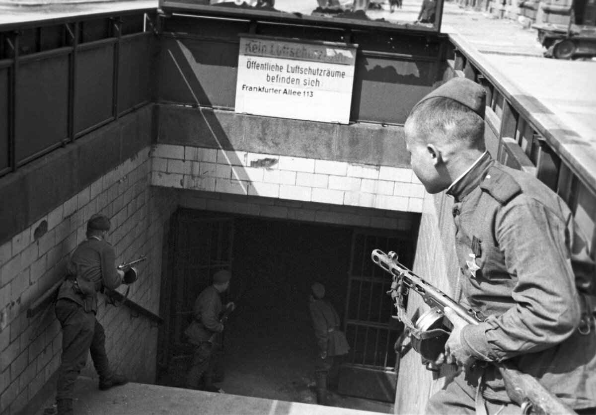 Советские солдаты спускаются в берлинское метро, апрель-май 1945 год / Фотограф Георгий Капустянский