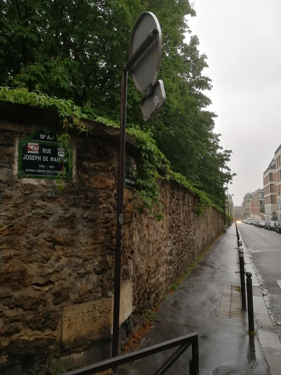 Rue - улица. Я перед поездкой год сама учила французский, чтобы иметь возможность попросить в кафе 2 бокала вина, а в гостинице - штопор (un tire-bouchon), однако очень смущалась и с трудом выдавливала из себя свои скудные "знания". Мне всё казалось, что я звучу нелепо и некрасиво, особенно rrrr. А вот в Греции, что удивительно (тоже учила язык перед поездкой), болтала так, что нам за мой "греческий" в кафе в виде комплимента греческую водку и вино бесплатно подавали).  А может, чтобы замолчала)))