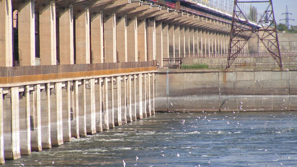     Донник и два щита полностью открыли на Богатинском водохранилище во Владивостоке. Общий сброс воды составляет 126 000 кубометров в час.