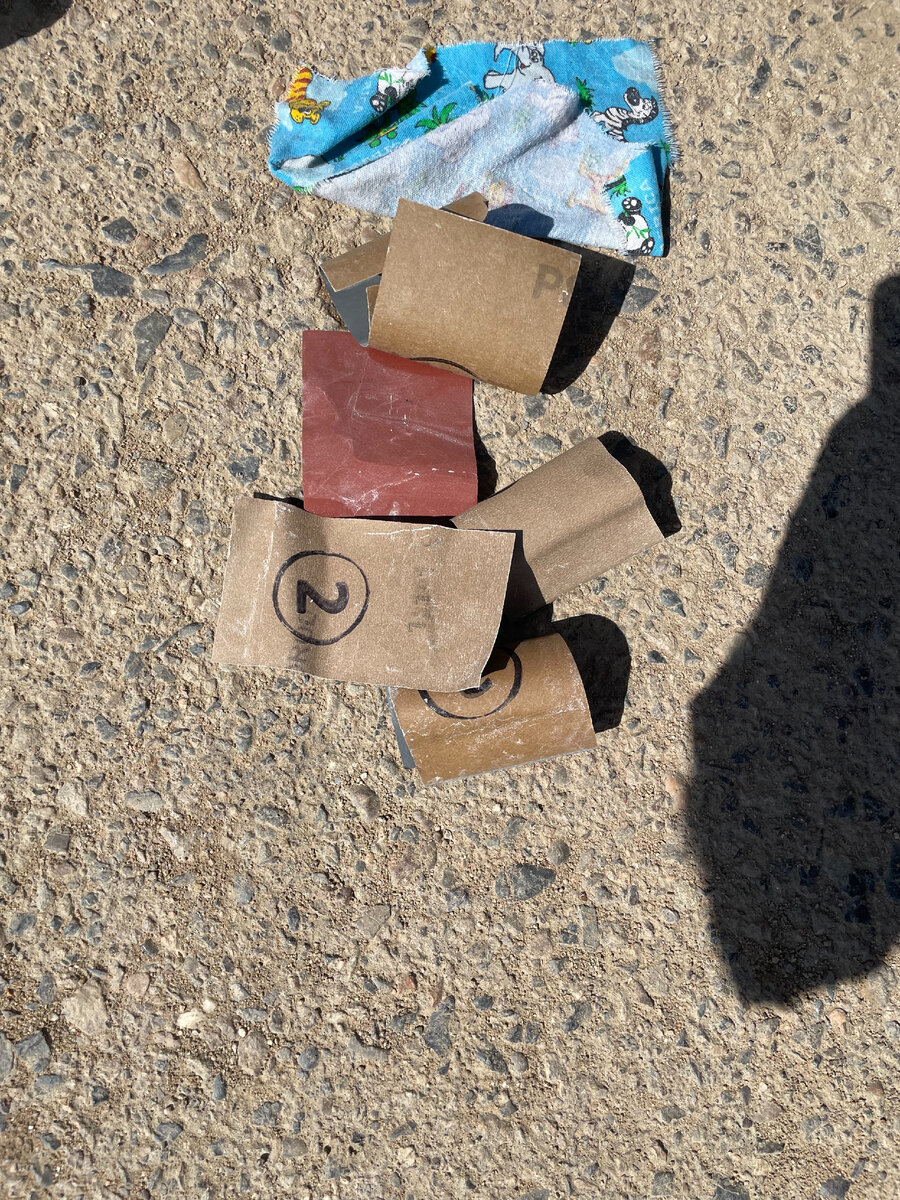 Это я уже начал использовать бумагу для того чтоб снять крупные резки с пластика 