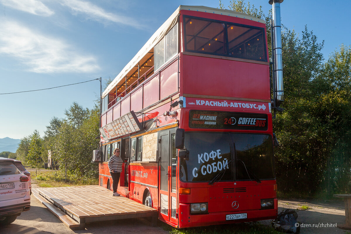 Двухэтажный автобус на берегу Байкала