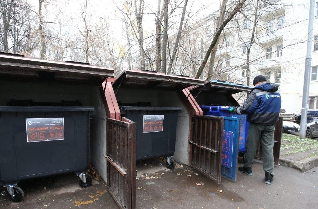 Тко санкт петербург. Мусорные баки. Смешанные отходы контейнер. Контейнерная площадка для раздельного сбора мусора. Мусорные баки в Москве во дворах.