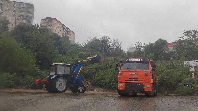     В Приморском крае дорожная обстановка не становится лучше. От «большой земли» отрезано как минимум 9 населённых пунктов.
