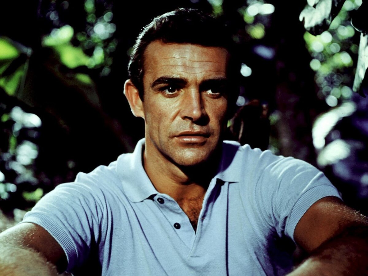 Во времена молодого Джеймса Бонда носили не только светлые, но и чёрные  поло. Впрочем, сегодня этот цвет непопулярен, ведь он притягивает  солнечный свет. А вот голубой живее всех живых