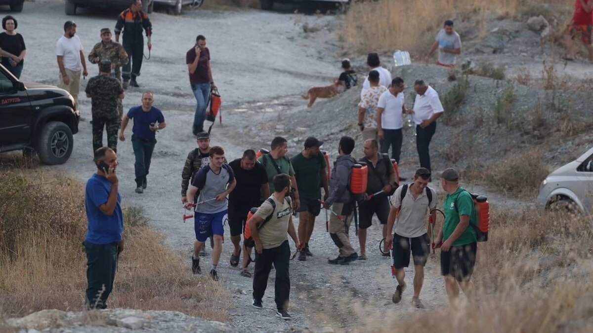     Лесной пожар в курортном Геленджике, начавшийся вечером 29 августа, не утихает. Население обвиняет чиновников в бездействии, с огнем борются волонтеры, а спасателям пришлось привлекать легендарный самолет Бе-200.