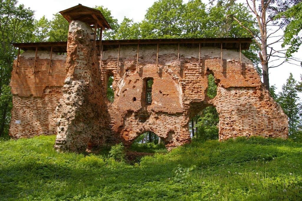 Руины Рингена (совр. Рынгу, Эстония)