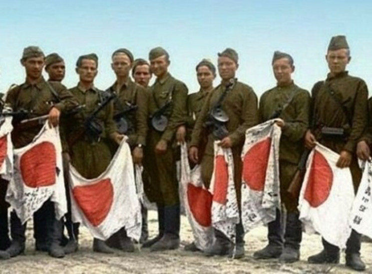 1945. Советские солдаты с трофейными  японскими знамёнами 