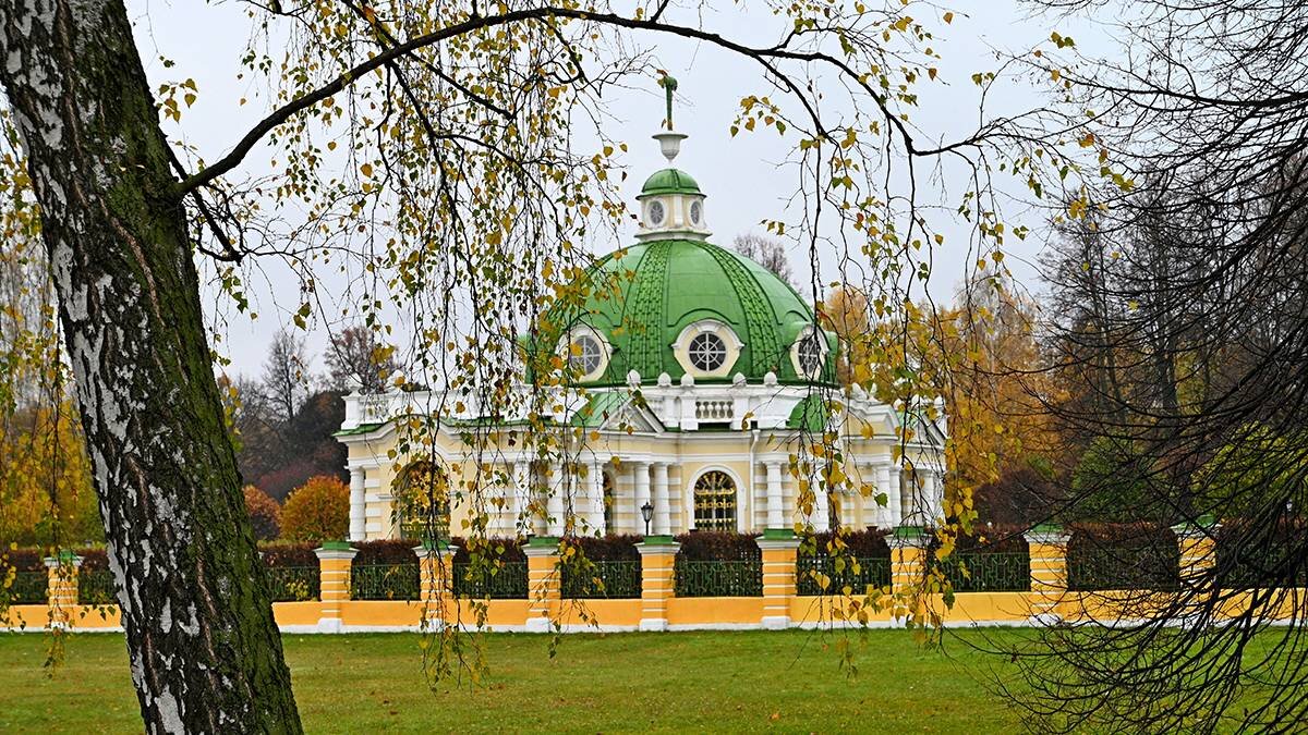 Усадьбы Москвы. Нескучный сад в Москве фото. Гротовая аллея.