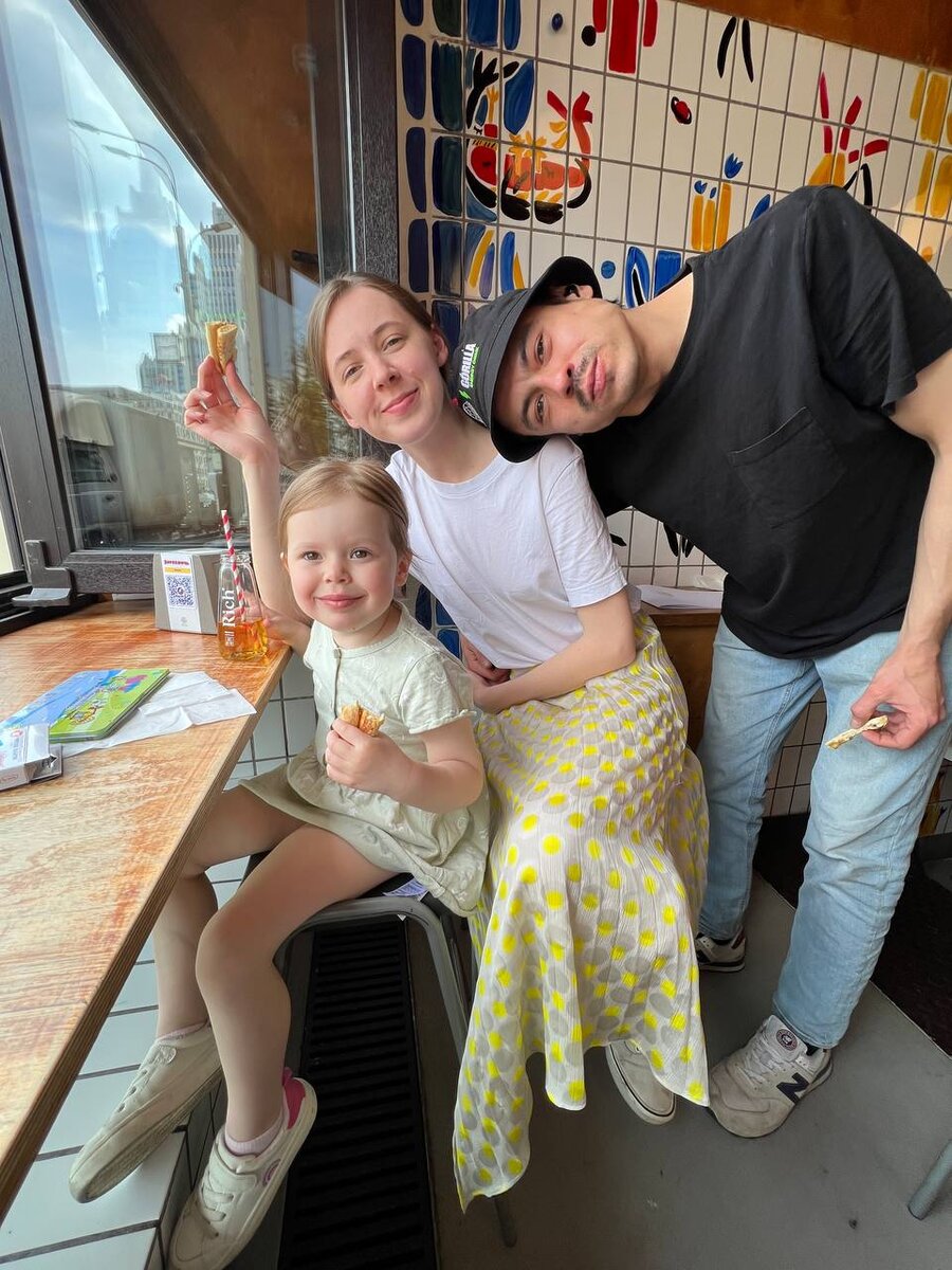 Семейство Хреновых в лице Кати, Миши и дочки Василисы.