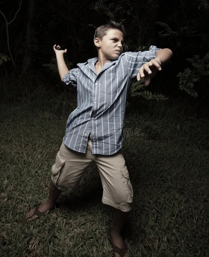 человек булыжник. мальчик в камешках. дети собирают камушки.