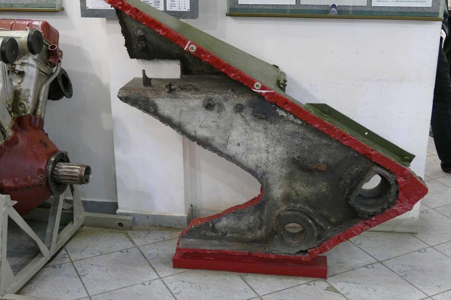 Срез лобовой брони Т-34. Нечто подобное использовалось во всех танках до появления комбинированной защиты. Источник: warspot.ru 