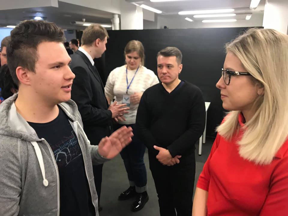 Любовь Соболь    ответила каждому пришедшему  на встречу с ней волонтеру.