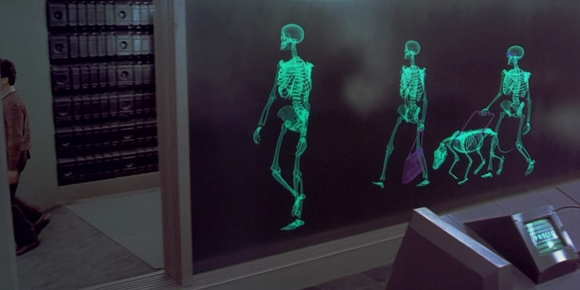 На московском вокзале мужчина просканировал себя вместе с багажом