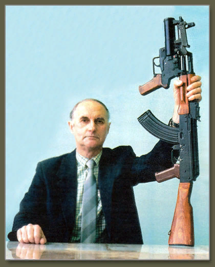 В.В.Ребриков демонстрирует подствольный гранатометный комплекс «Искра-ОКГ-40»