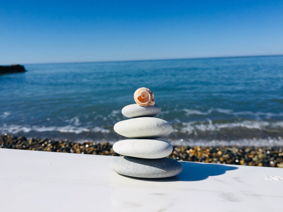   И ,вы знаете, это довольно неплохая сумма даже для нашего города. Если вычесть все платежи, аренду квартиры, кредиты ,обслуживание машины, остается примерно 15.000 руб.   Но... Есть одно большое но...  У нас нет жизни. Обычной семейной жизни. У нас нет совместных ужинов, обедов, мы не проводим вместе выходные.  Я просто решила, что я хочу чтобы у меня все было как в кино. Дом полная чаша, сын гордость мамы, муж хозяин в доме. Я ушла с работы. И пока я об этом не жалею . Скоро придёт сын из школы, будем вместе готовить обед, делать уроки, а вечером придёт наш папа мы будем ужинать и делиться историями.