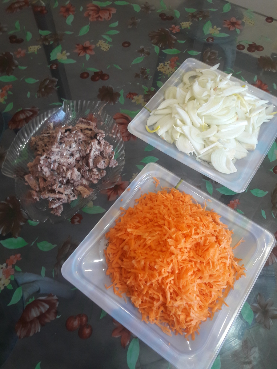  
 Морковь выложить на сковороду и слегка пропассировать на растительном масле, затем добавить порезанный лук и продолжить пассировать до прозрачности лука. 