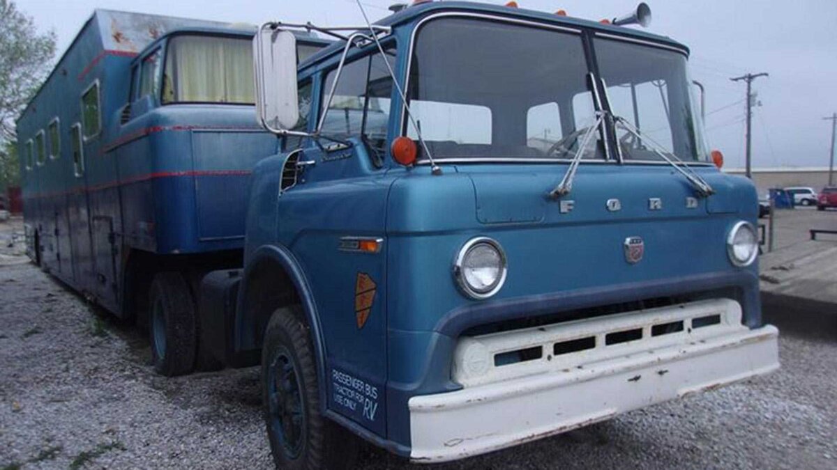 Дом на колесах с тягачом Ford C-900. Фото: motor1.com