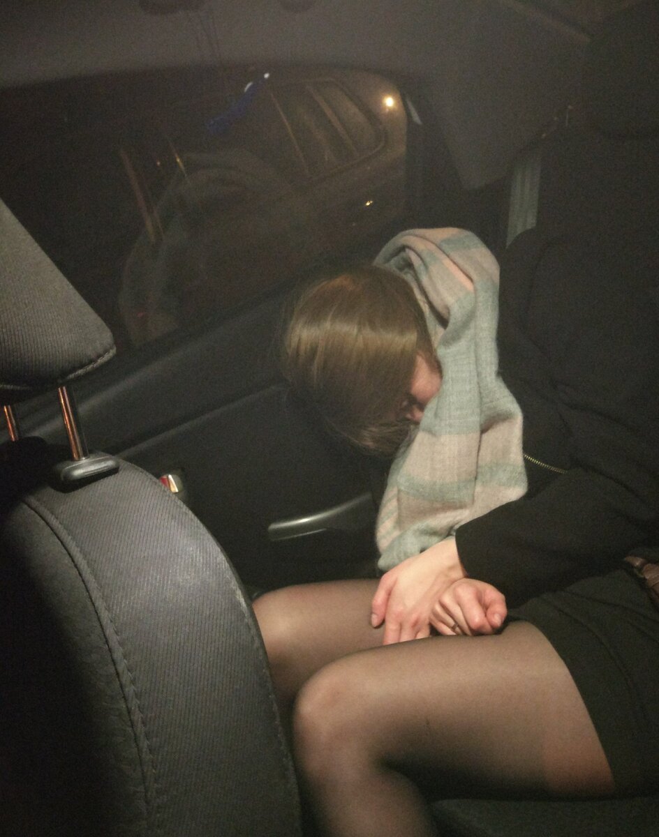 Девушка на заднем сидении автомобиля пьяная