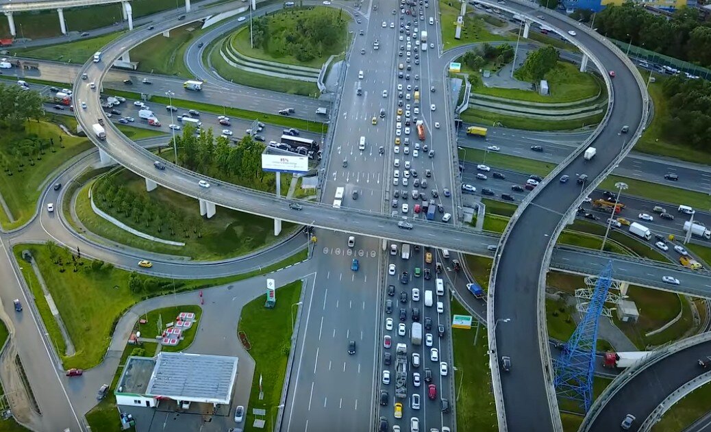 Пробки на дорогах из дорогих автомобилей