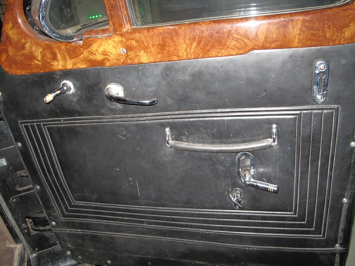 Передняя дверь автомобиля. Справа внизу видна рукоятка гидравлического стеклоподъемника